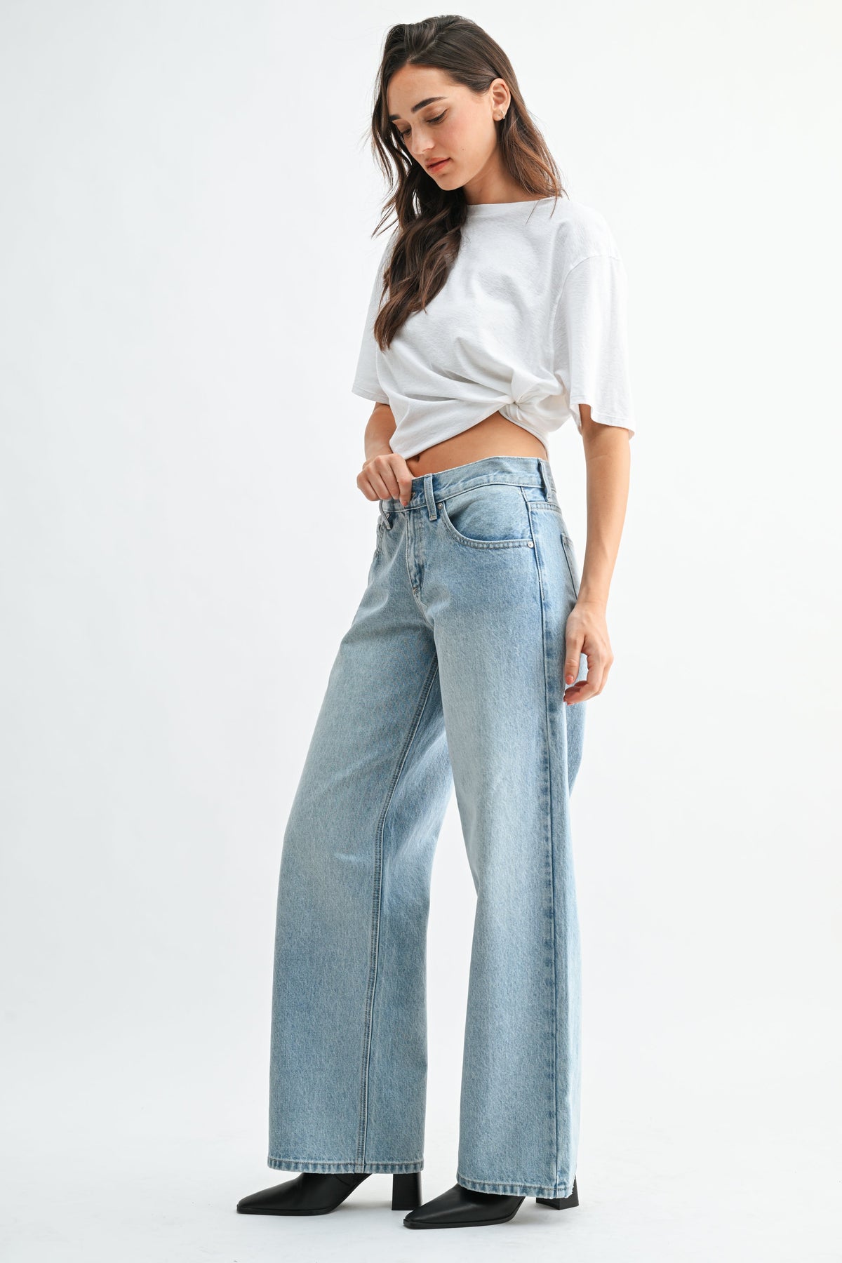 Mid rise waistband holding the volume of a baggy jean