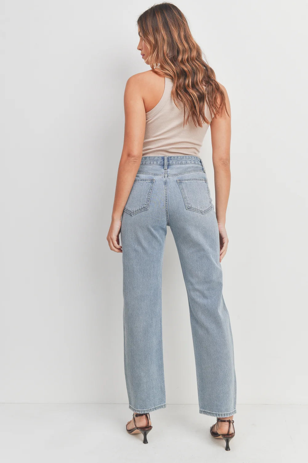 High rise waist holding a roomy wide-leg shape