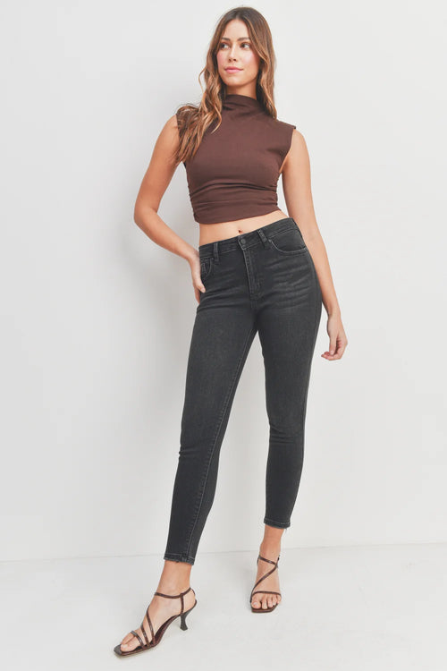 Contoured skinny leg following the shape of the leg