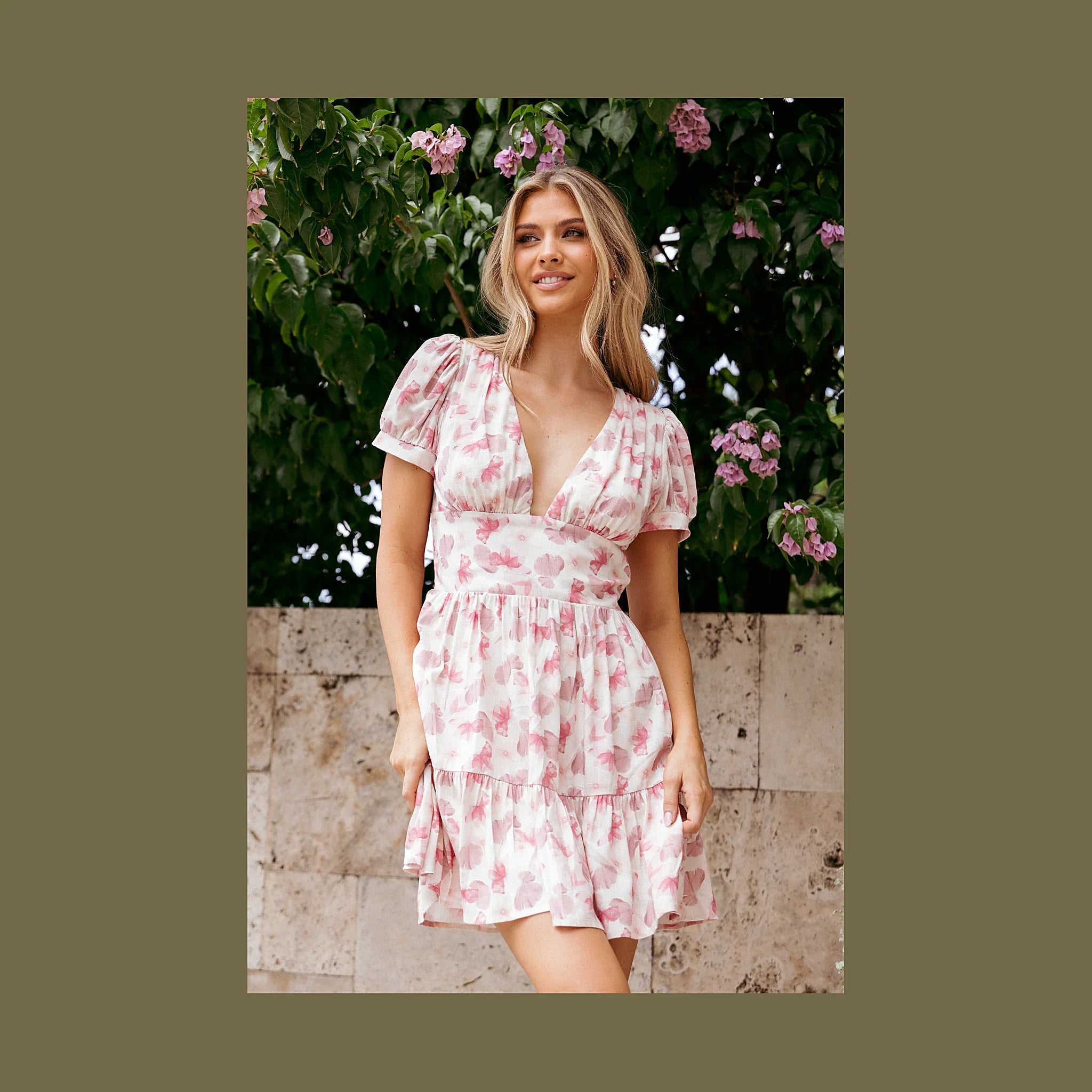 Short dress with puff sleeves and a small floral print
