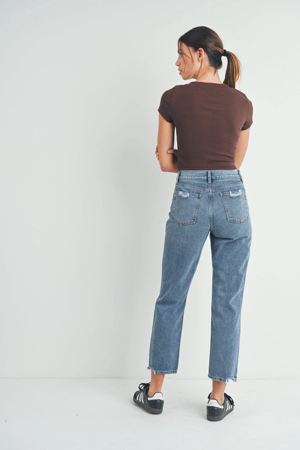 Cropped ankle length with a narrow hem opening