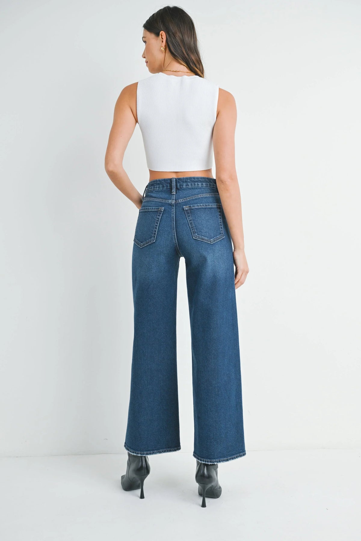 Regular hem finishing an elongated dark wash jean