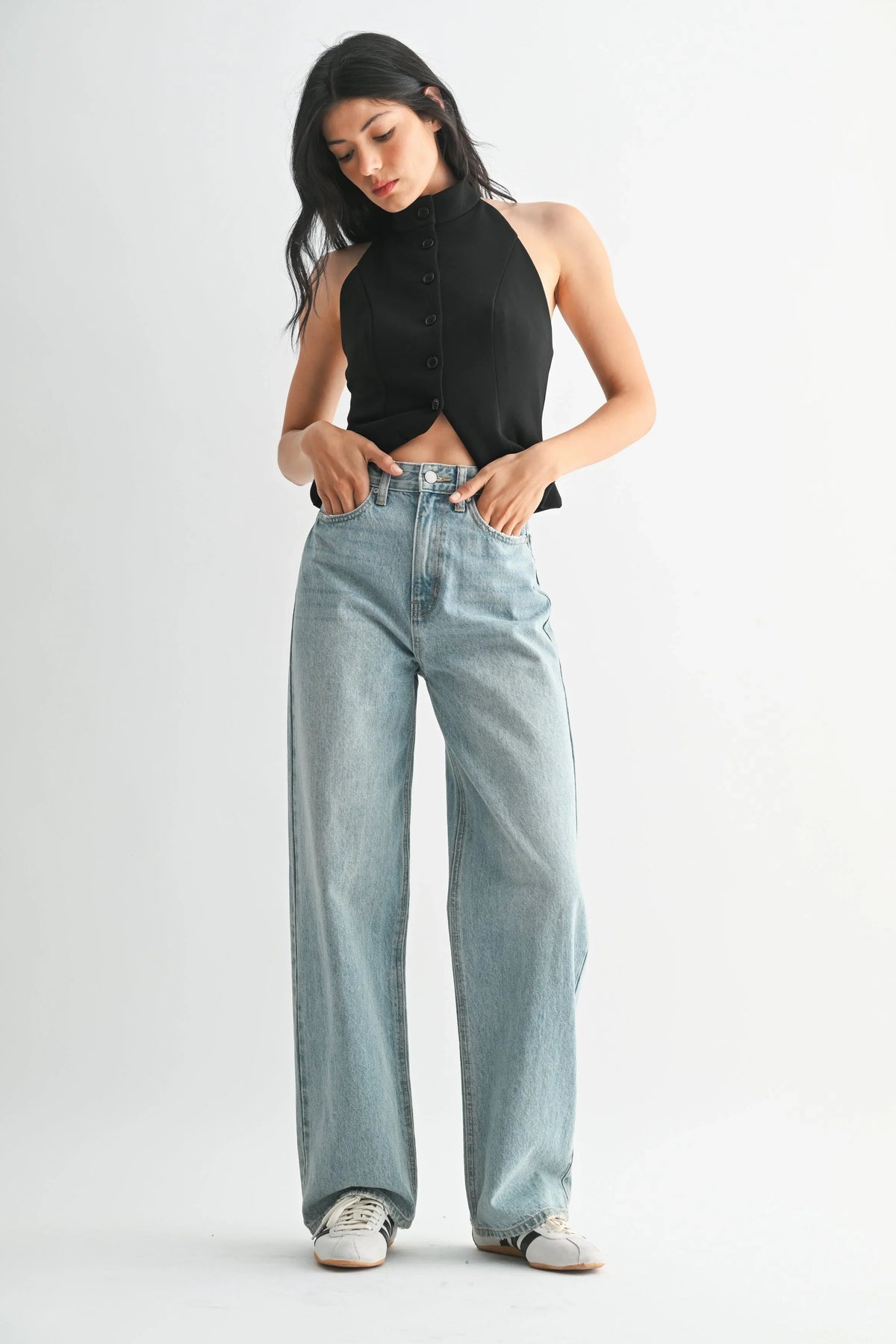 Full-length wide leg cut to skim the top of a trainer