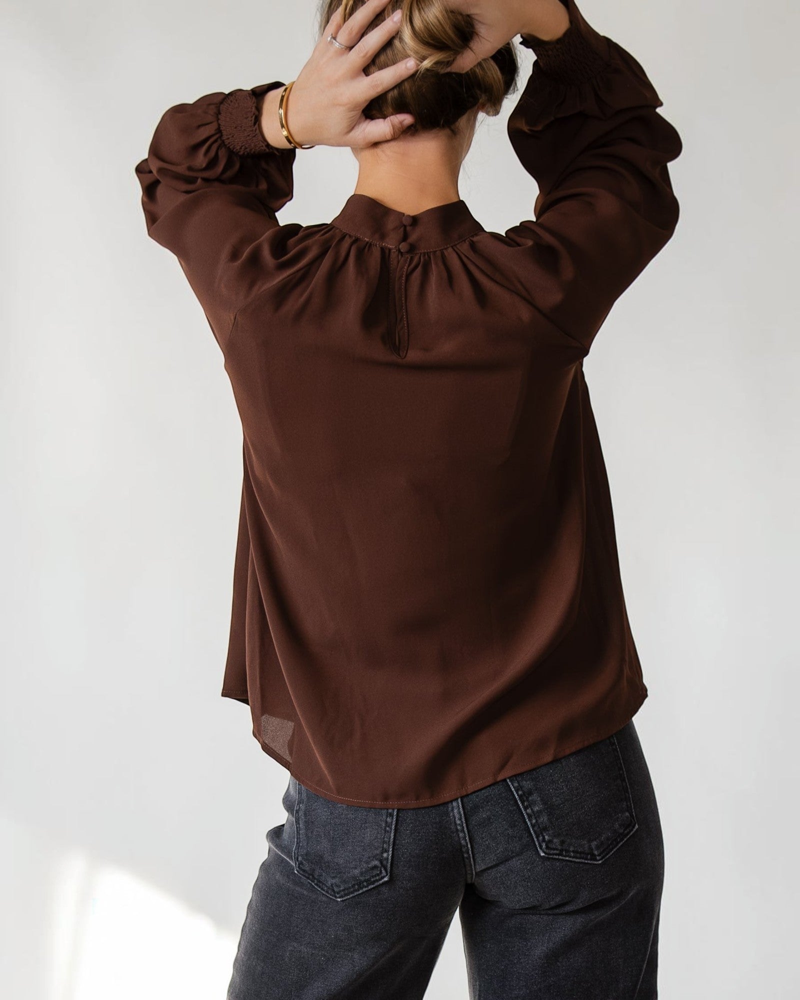 Flowing relaxed body on a lightweight brown woven top