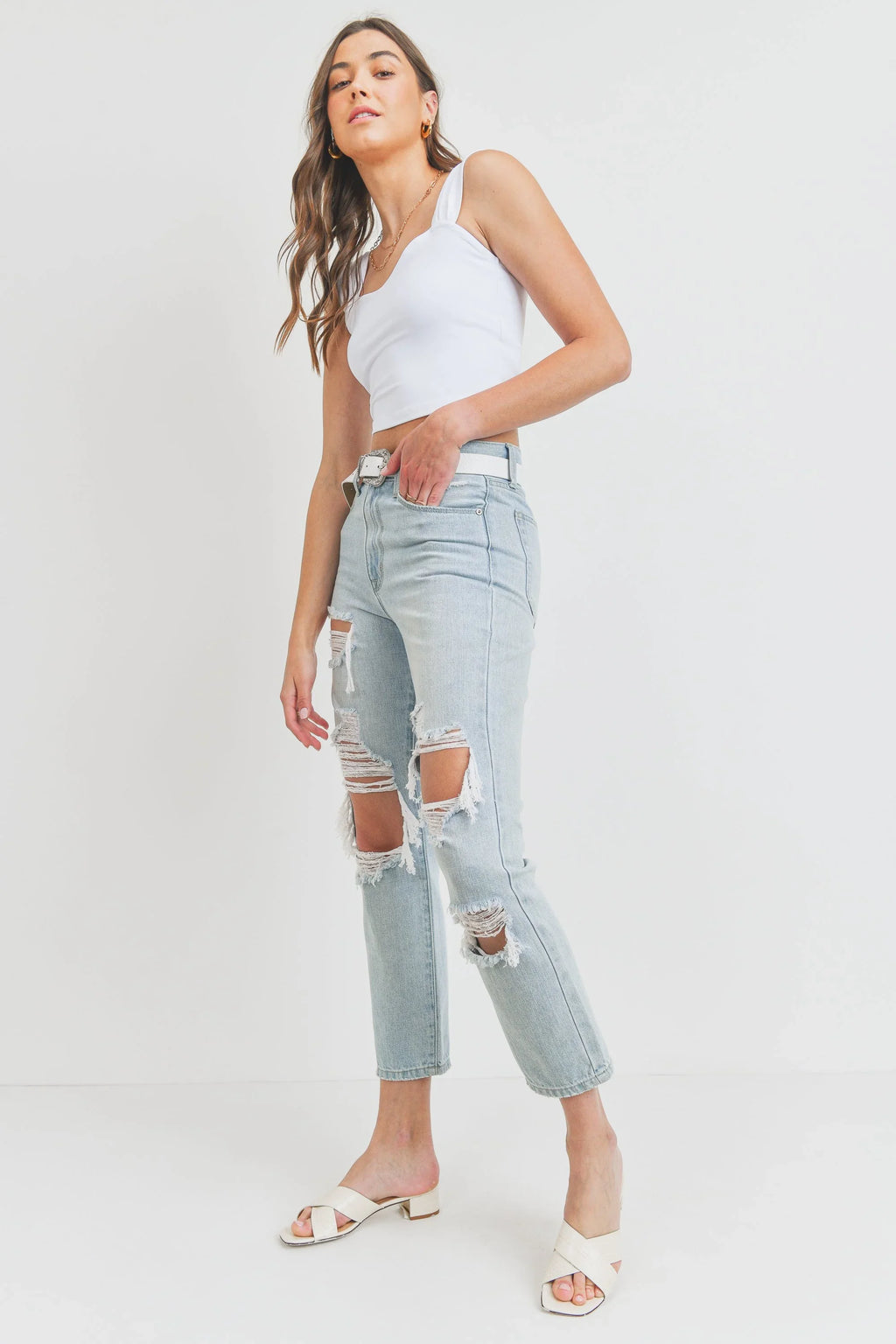 Slightly relaxed girlfriend fit through hips and legs