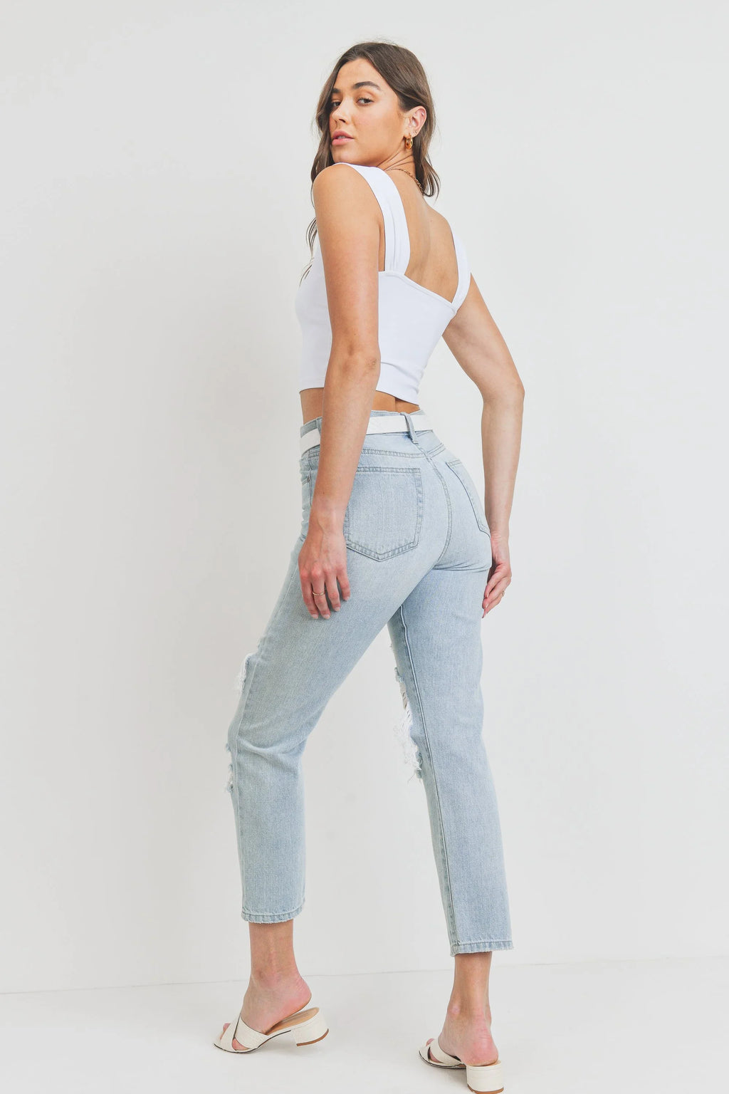 Cropped length with a narrow hem opening