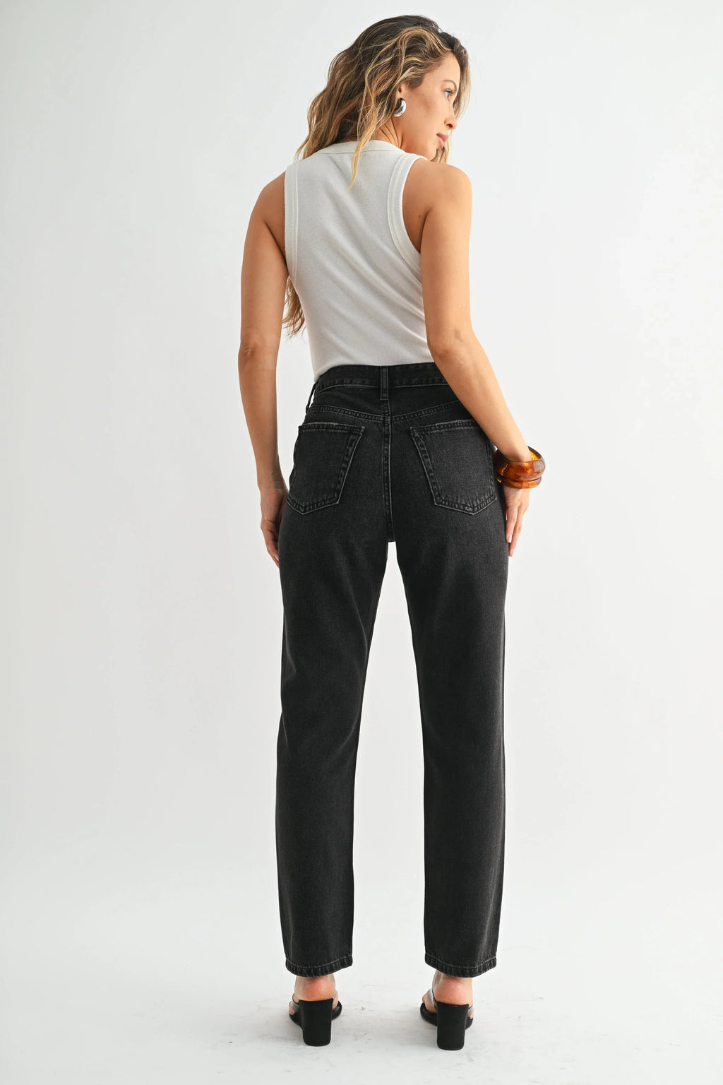 High rise waist sitting at the natural waistline