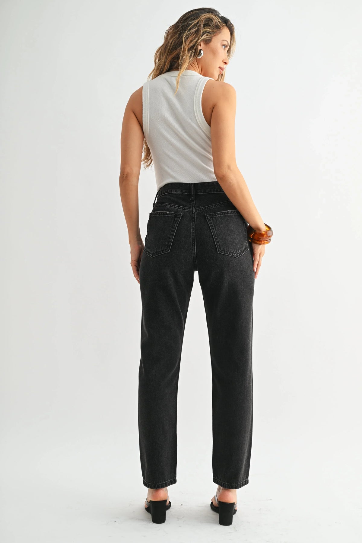 High rise waist sitting at the natural waistline