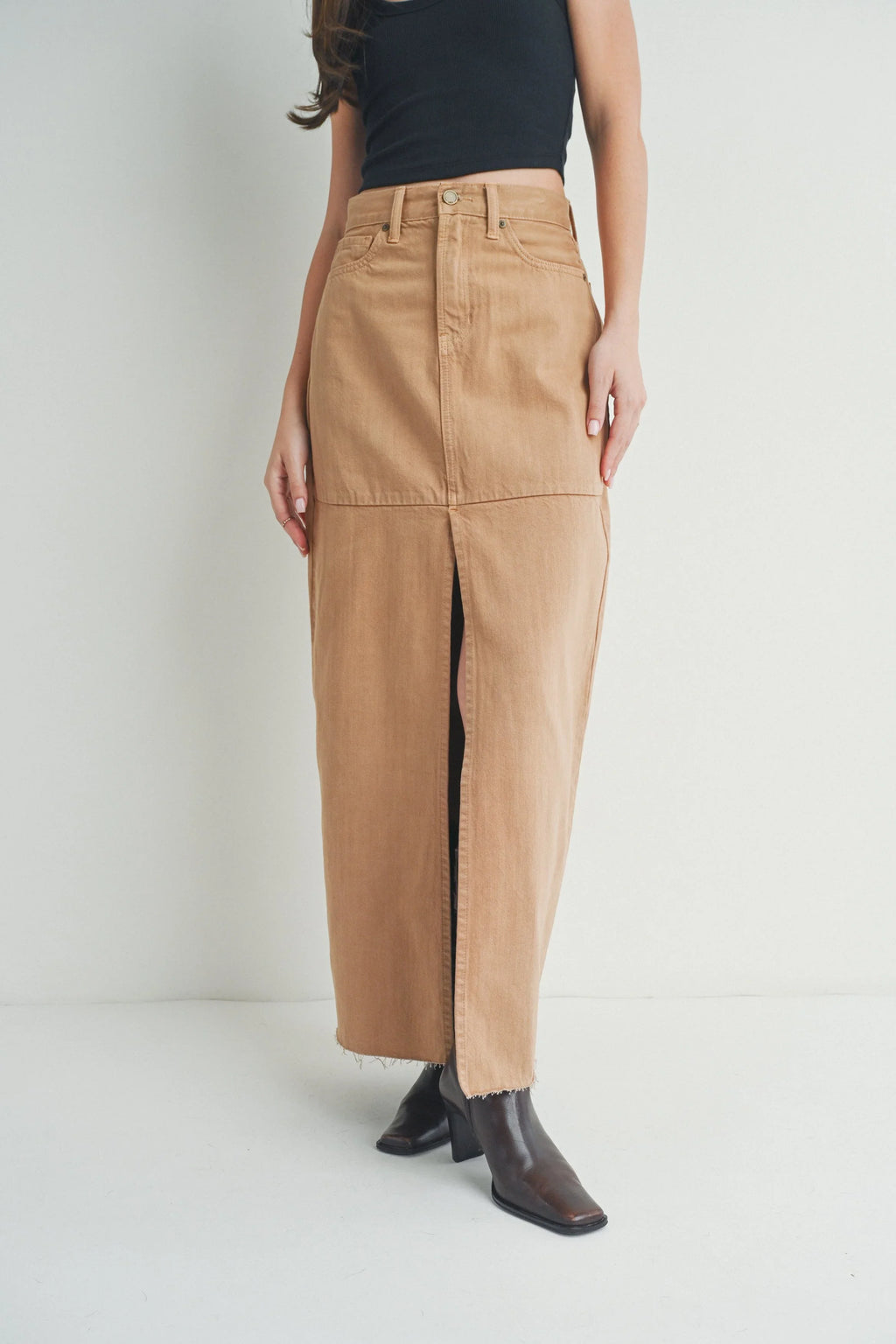 Full-length maxi silhouette falling to the ankle