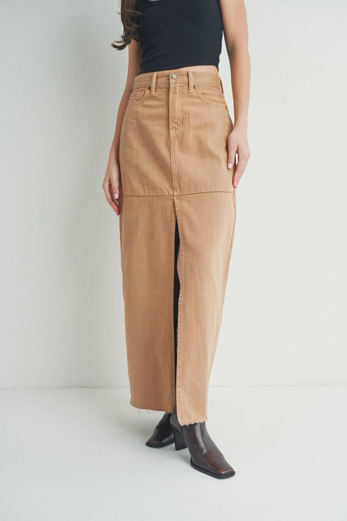 Full-length maxi silhouette falling to the ankle