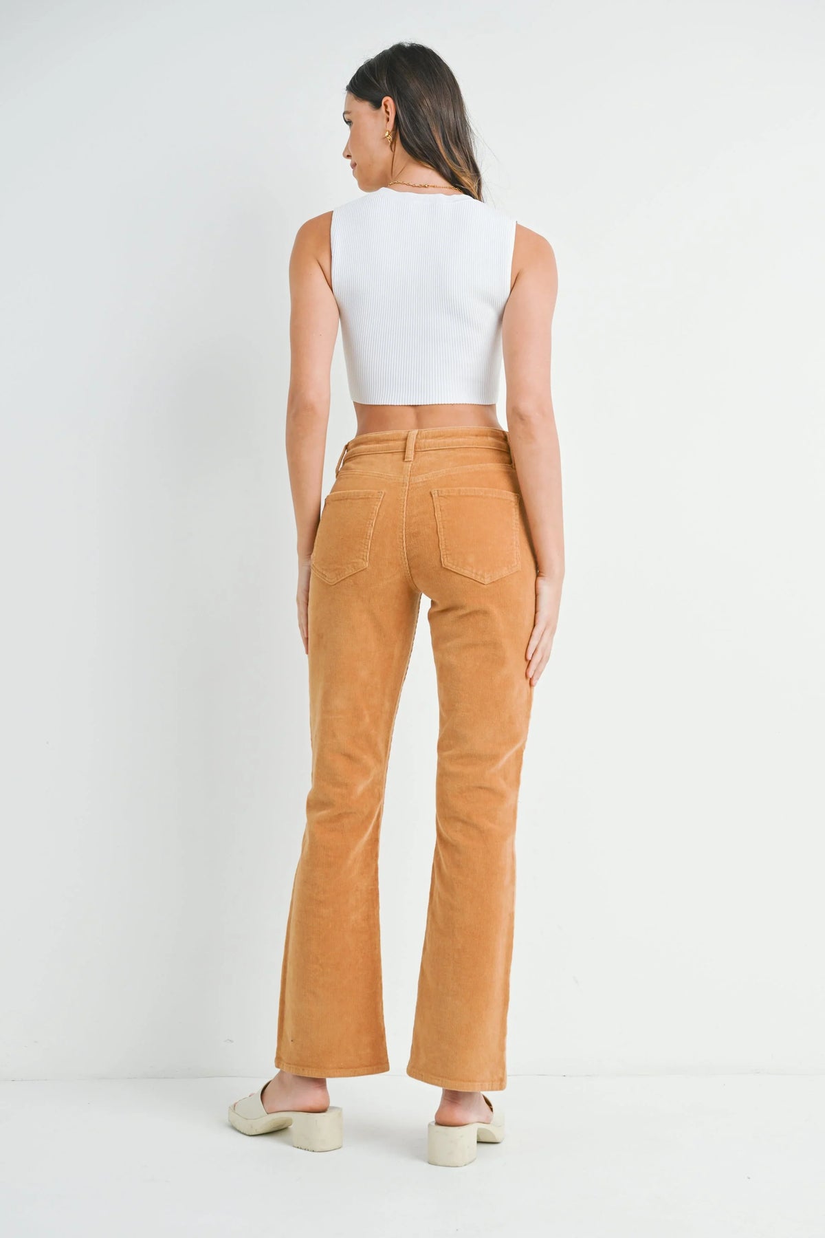Ankle-length inseam leaving flats and sandals visible