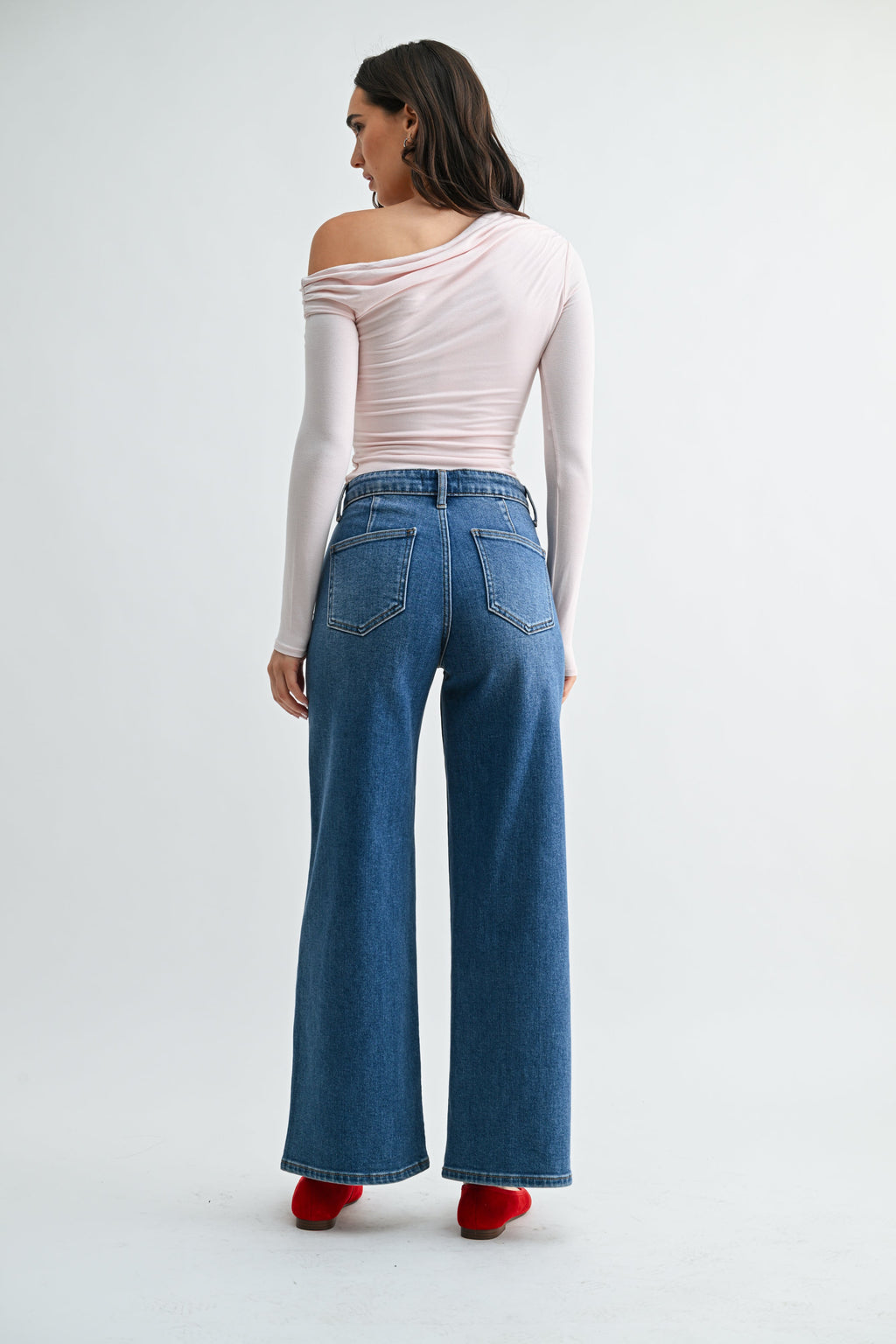 High rise waist on a tailored black comfort stretch jean