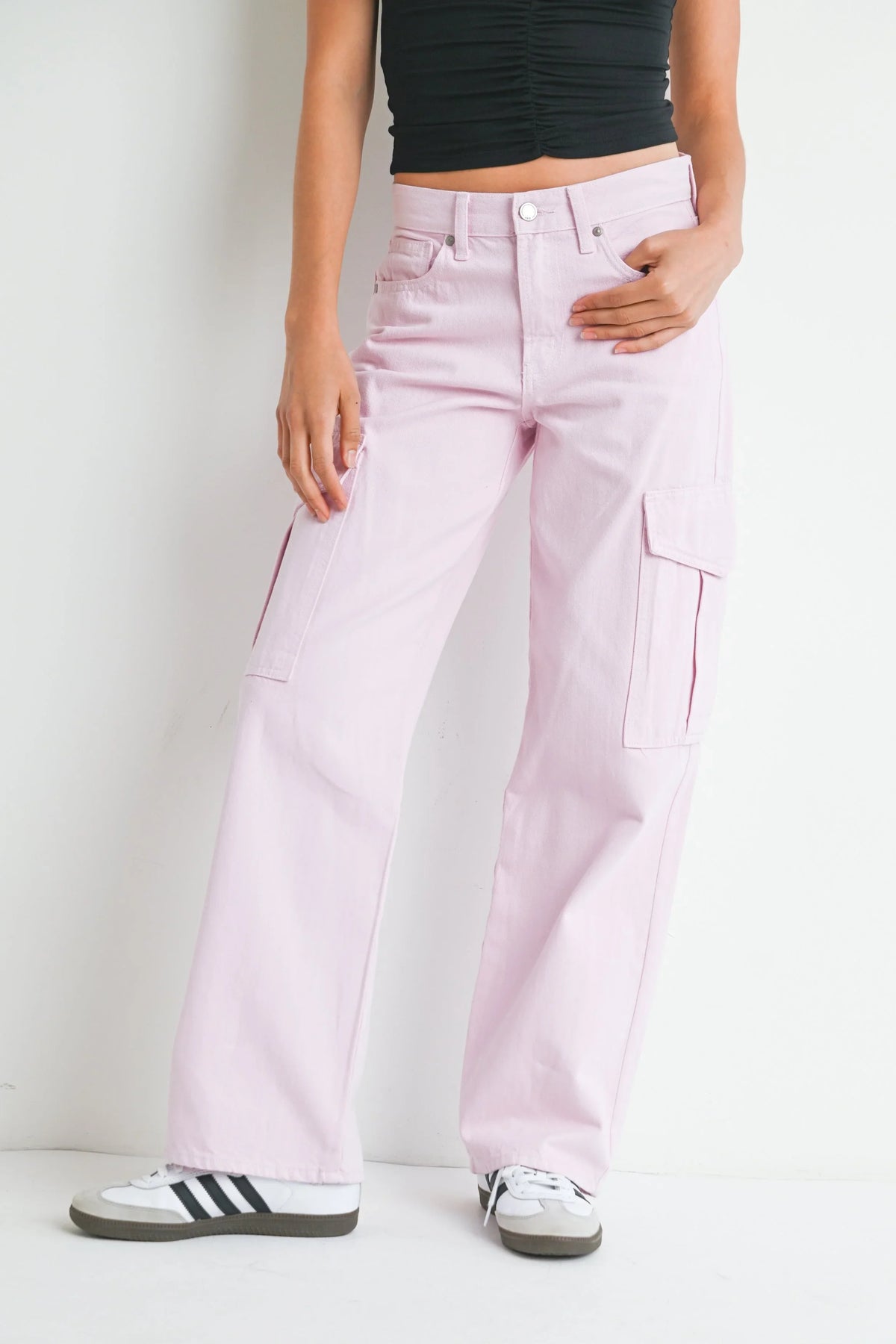 Durable 100% cotton holding a structured wide-leg shape