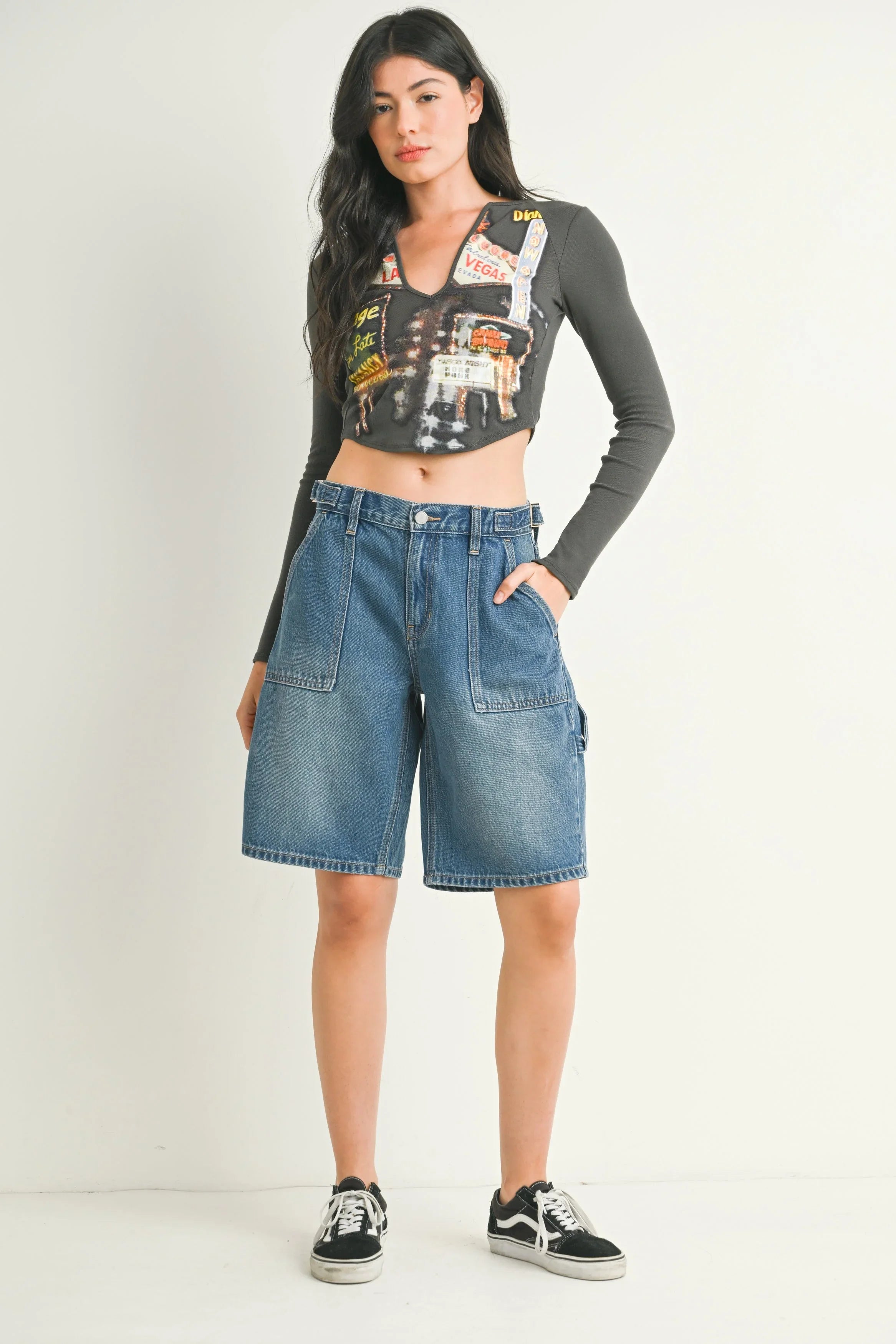 Front patch pockets sitting flat on a carpenter denim short