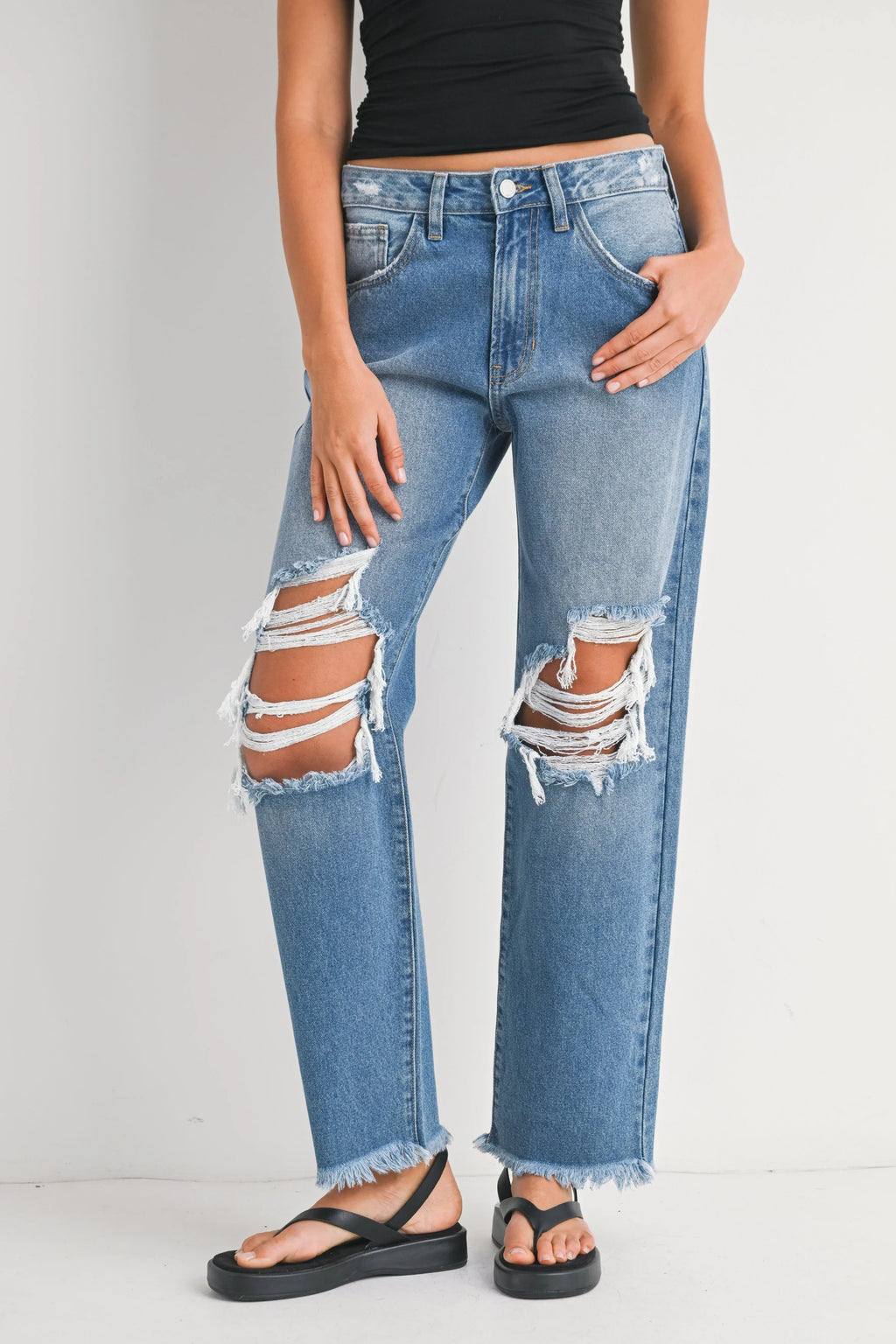 Relaxed wide leg falling loosely from hip to hem