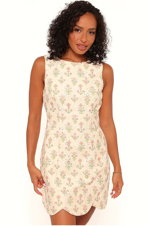 Short dress with a flower print on a coral ground