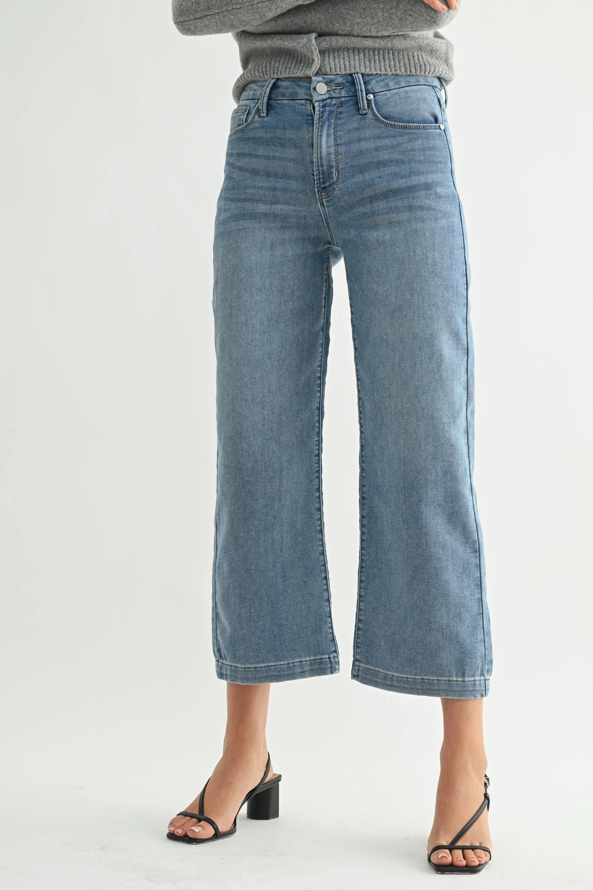 Contemporary cropped wide-leg silhouette in denim