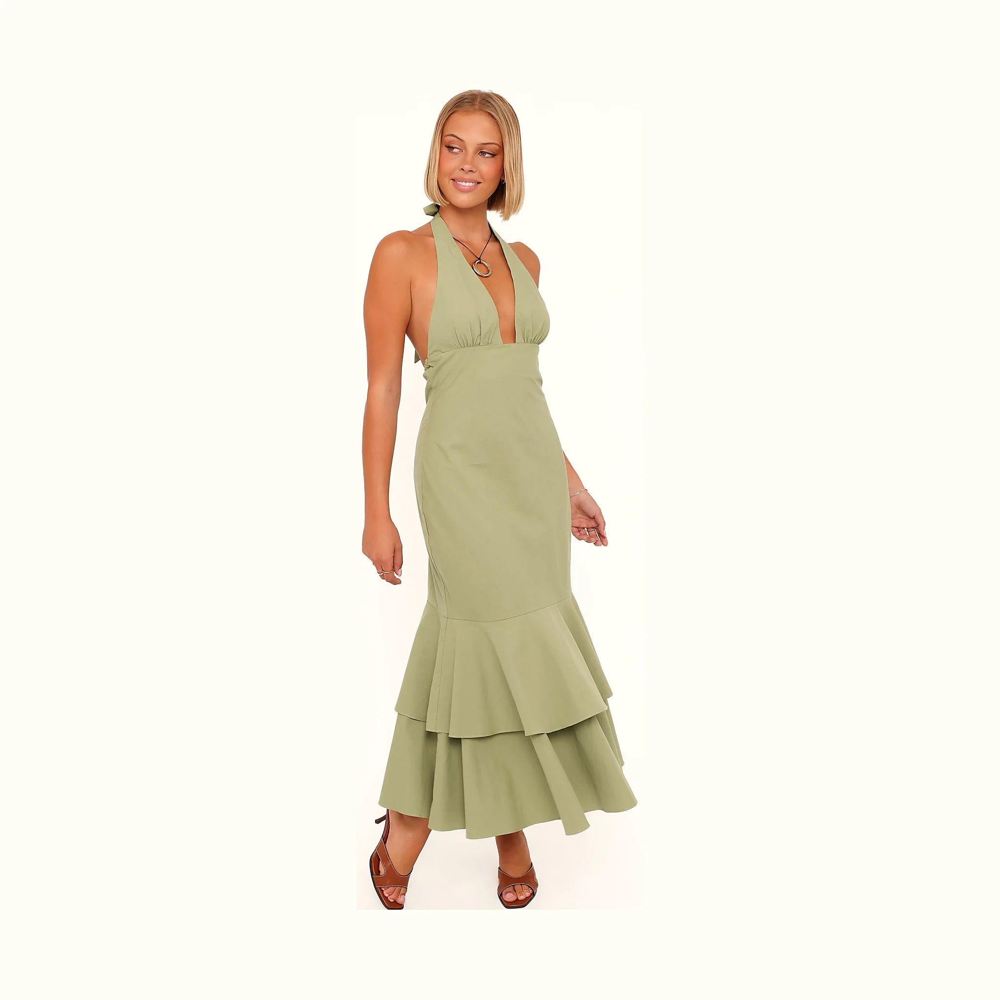 Long green dress in breathable cotton with bare shoulders