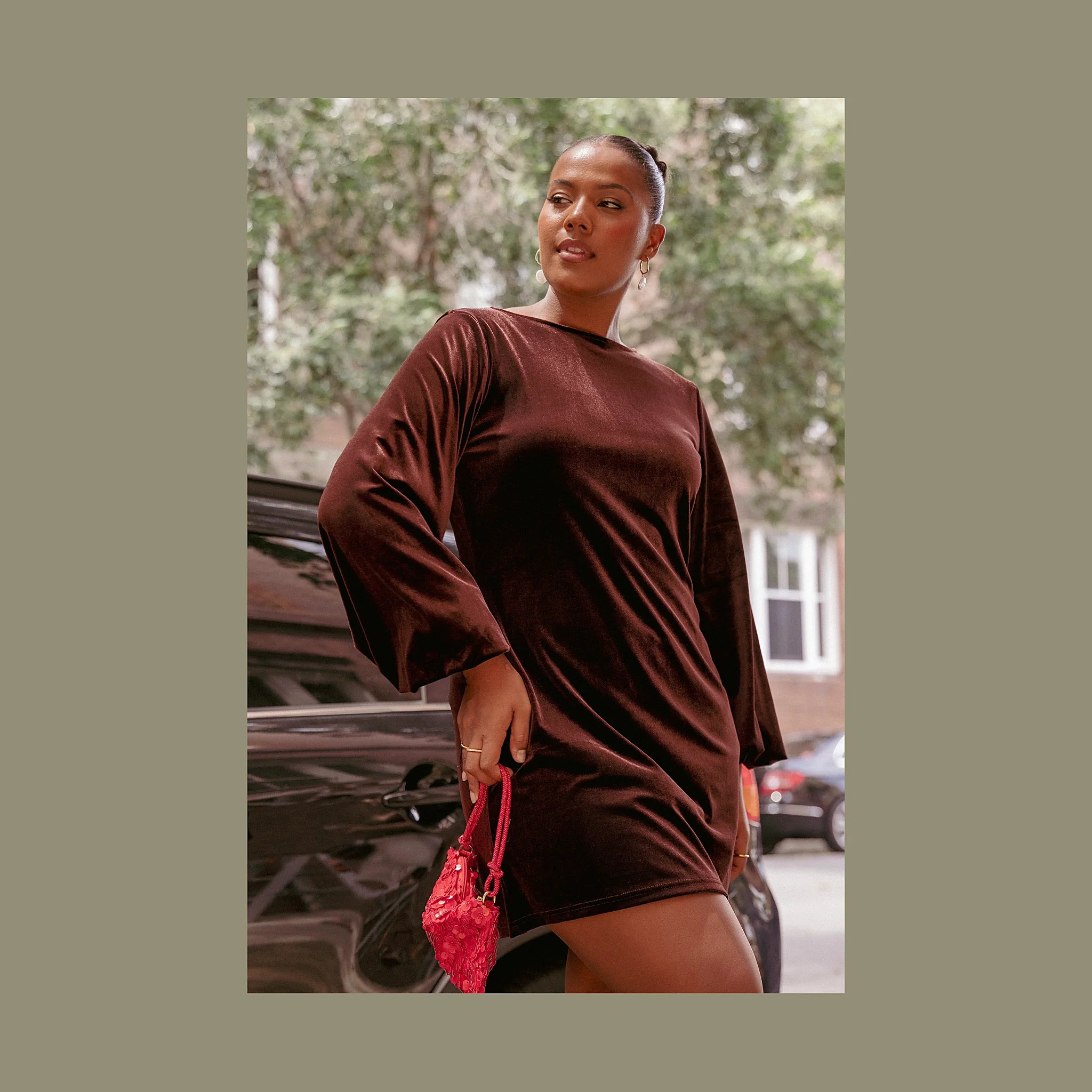 Short velvet dress in warm brown with elasticised sleeve cuffs
