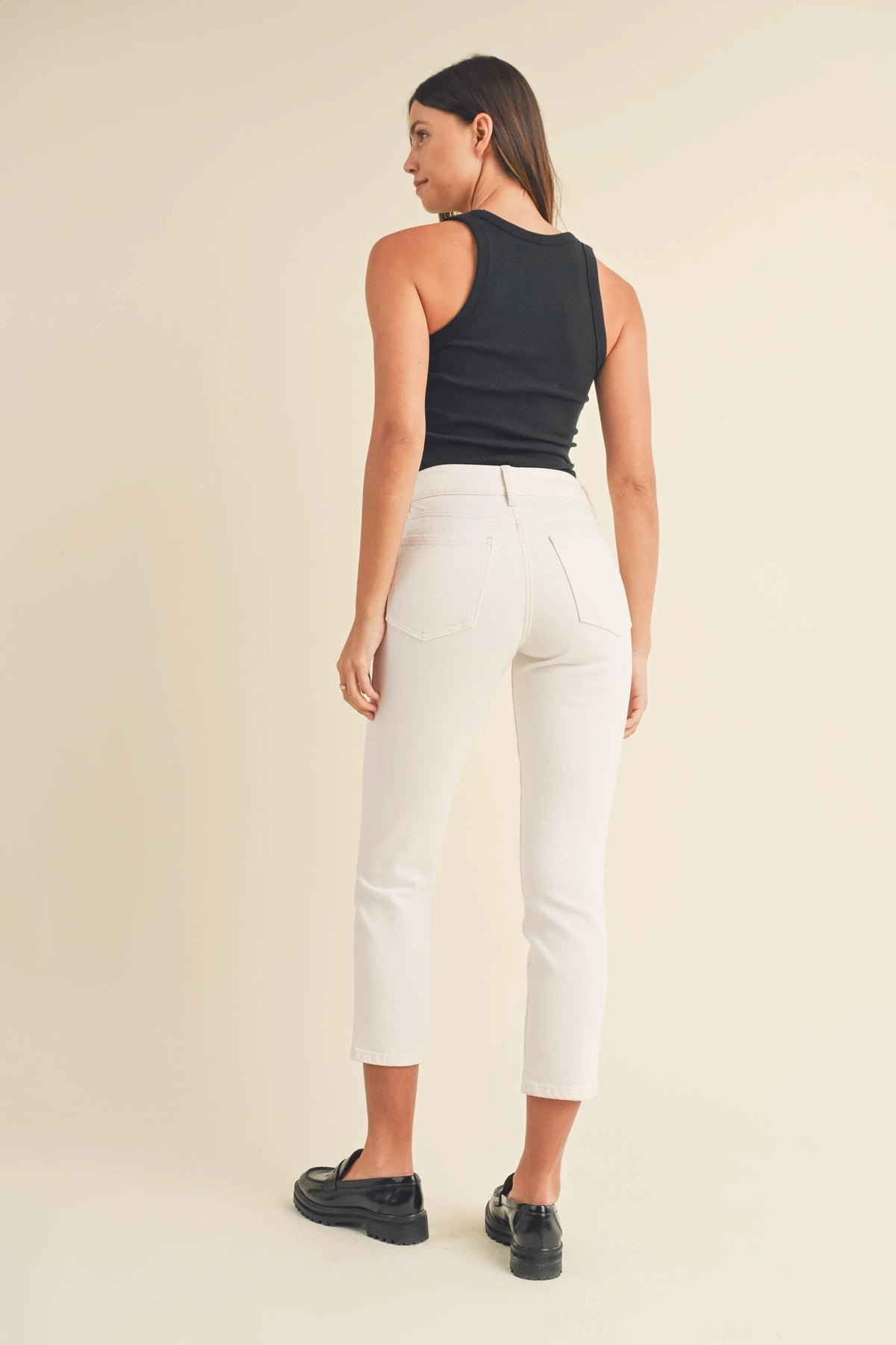 Cropped ankle-length silhouette in comfort stretch denim
